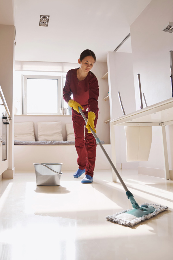 Move In, Move Out & End of Lease Cleaning Professional cleaner preparing a ho